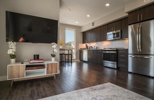 Mountain View Apartamento | KING BED Modern 2 Bed 2 Bath Pool & Hot Tub