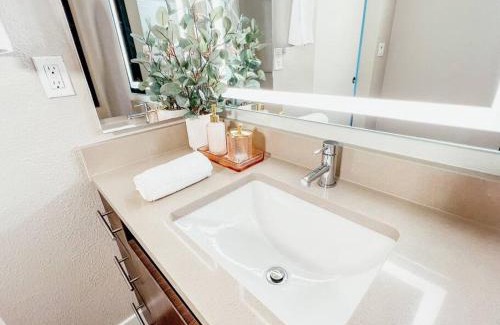 Mountain View Apartamento | KING BED Modern 2 Bed 2 Bath Pool & Hot Tub