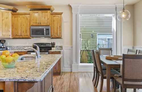 Walnut Grove Casa | KING BED, new comfortable 4 bedroom home in Vancouver