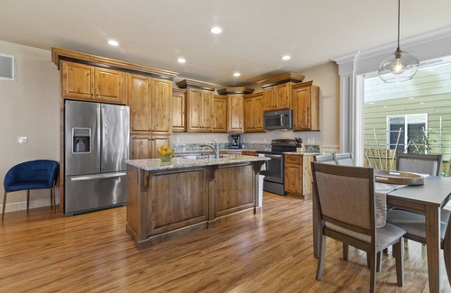 Walnut Grove Casa | KING BED, new comfortable 4 bedroom home in Vancouver