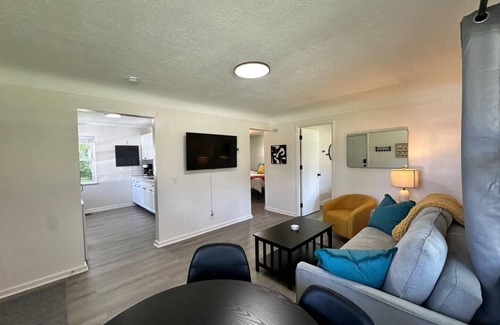 Berea Casa | KING bed, Pet Friendly, Modern Retreat, CLE-BW
