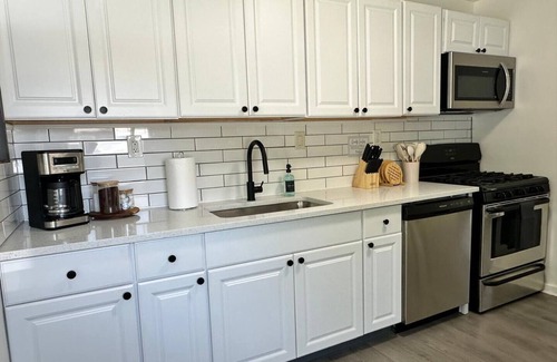 Berea Casa | KING bed, Pet Friendly, Modern Retreat, CLE-BW
