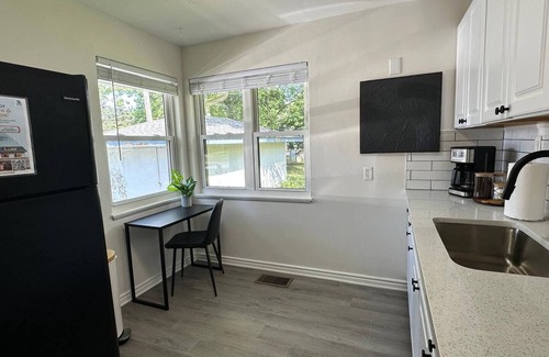 Berea Casa | KING bed, Pet Friendly, Modern Retreat, CLE-BW