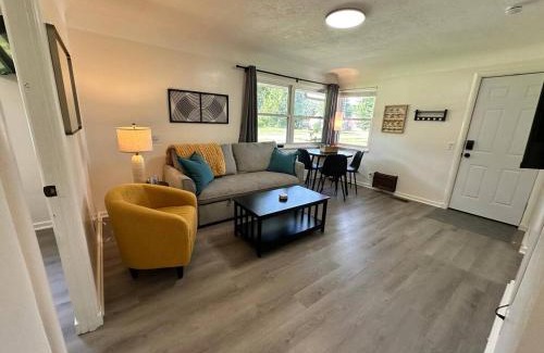 Berea Casa | KING bed, Pet Friendly, Modern Retreat in CLE-BW