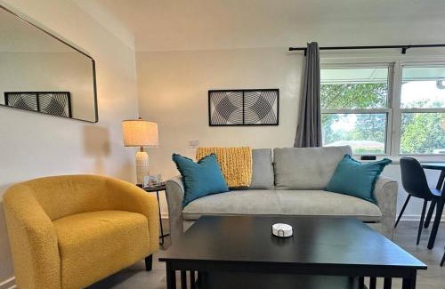 Berea Casa | KING bed, Pet Friendly, Modern Retreat in CLE-BW