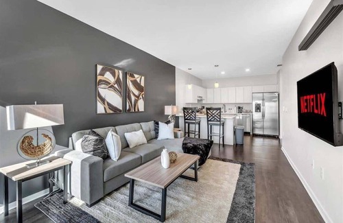Bentonville Apartamento | King Bed & Pool Fitness Center by LCP Collection
