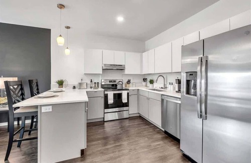 Bentonville Apartamento | King Bed & Pool Fitness Center by LCP Collection