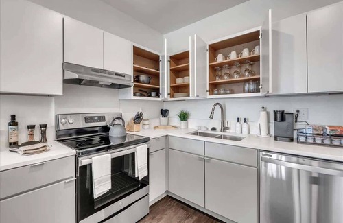Bentonville Apartamento | King Bed & Pool Fitness Center by LCP Collection