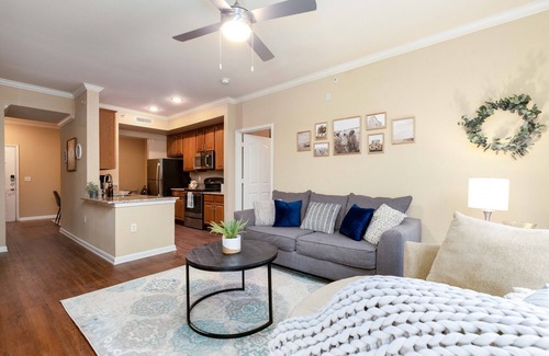 The Colony Apartamento | King Bed, Pool, Hot Tub & Gym – Minutes from Dining, Shopping & Entertainment!
