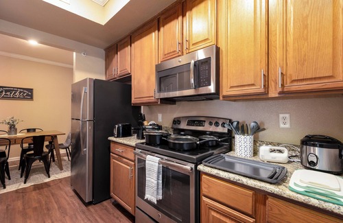 The Colony Apartamento | King Bed, Pool, Hot Tub & Gym – Minutes from Dining, Shopping & Entertainment!