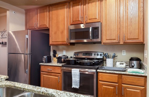 The Colony Apartamento | King Bed, Pool, Hot Tub & Gym – Minutes from Dining, Shopping & Entertainment!