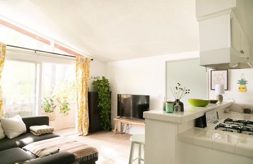 Thousand Oaks Apartamento | 🌿 King Bed, Pool, Parking, Ideal for Long Stays