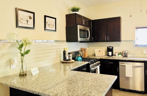Bloomfield Casa | King Bed - Quiet West Penn - Parking - Pets Considered