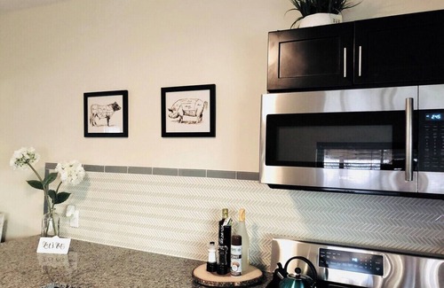 Bloomfield Casa | King Bed - Quiet West Penn - Parking - Pets Considered