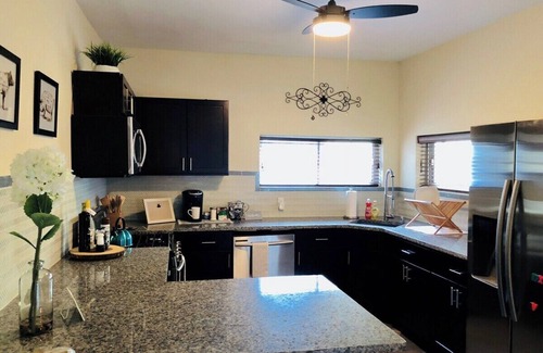 Bloomfield Casa | King Bed - Quiet West Penn - Parking - Pets Considered