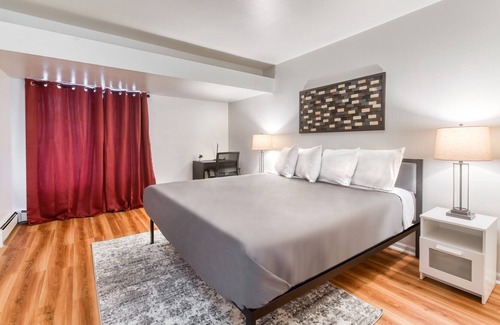 Racine Apartamento | KING BED☆Remote Workspace☆FAST WIFI☆Garage Parking