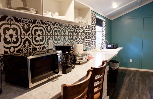 Kennard Casa | KING BED, SCREENED IN PORCH, KITCHEN, SHOWER, WIFI, ROKU, NEAR RATCLIFF LAKE