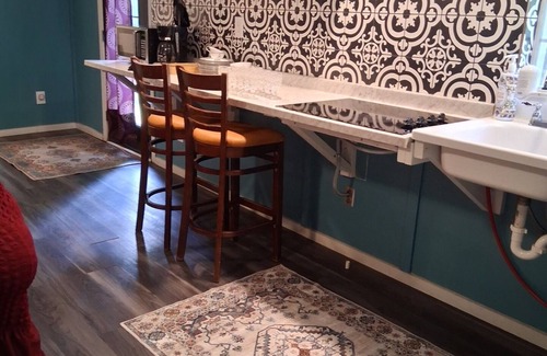 Kennard Casa | KING BED, SCREENED IN PORCH, KITCHEN, SHOWER, WIFI, ROKU, NEAR RATCLIFF LAKE