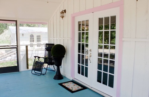 Kennard Casa | KING BED, SCREENED IN PORCH, KITCHEN, SHOWER, WIFI, ROKU, NEAR RATCLIFF LAKE