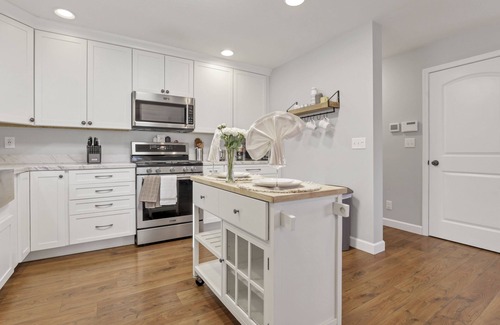 Sugar Grove Casa | King Bed Serenity Retreat Hot Tub/Bar/Game Room