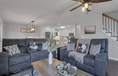 Sugar Grove Casa | King Bed Serenity Retreat Hot Tub/Bar/Game Room