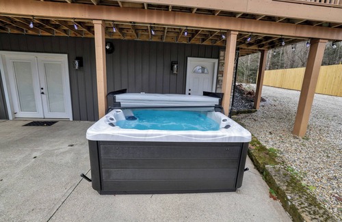 Sugar Grove Casa | King Bed Serenity Retreat Hot Tub/Bar/Game Room