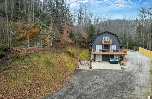 Sugar Grove Casa | King Bed Serenity Retreat Hot Tub/Bar/Game Room