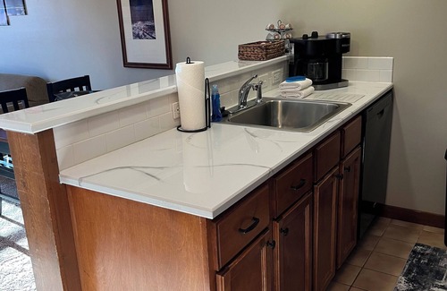 Snowshoe Apartamento | King Bed Slope Side Retreat in Village Central