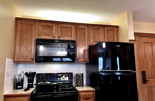 Snowshoe Apartamento | King Bed Slope Side Retreat in Village Central