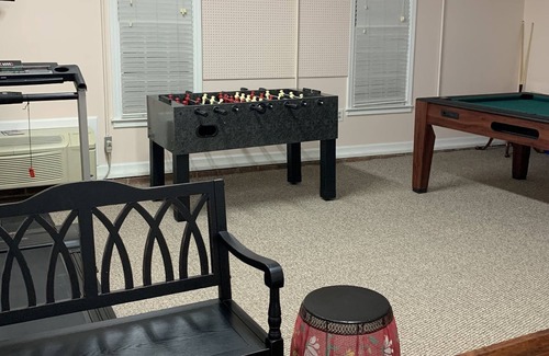 Taylors Casa | King bed suite, game room, gym area- Main House