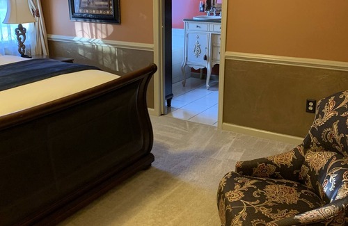 Taylors Casa | King bed suite, game room, gym area- Main House