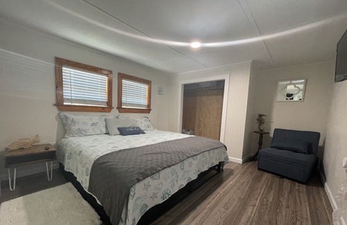 Chiefland Cabina | King Bed, Suwannee at the Gulf Fish Camp Retreat, Patio, Fire Pit