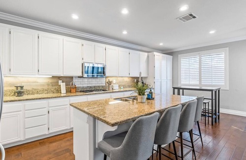 Temecula Casa | King Bed Temecula Getaway! Amazing Pool & Theatre