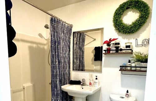 Downtown Redlands Casa | King Bed | Travel | Work | Dog Friendly