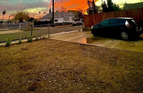 Downtown Redlands Casa | King Bed | Travel | Work | Dog Friendly
