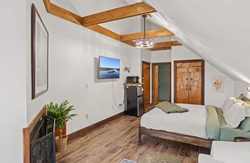 Townsend Hotel | King Bed | Tree Views | Sofa Lounge | Cozy Room