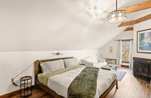 Townsend Hotel | King Bed | Tree Views | Sofa Lounge | Cozy Room
