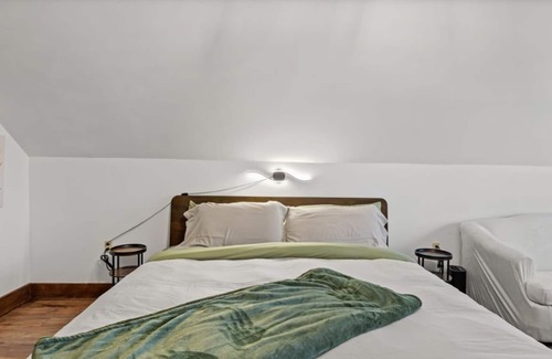 Townsend Hotel | King Bed | Tree Views | Sofa Lounge | Cozy Room