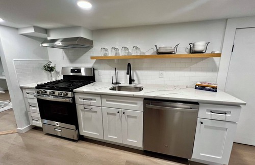 The Heights Apartamento | King bed, W/D, Patio, Self Check in, Steps to NYC, Brand New!