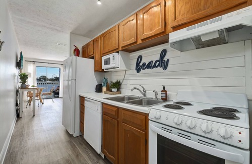 El Centro Beach Condominio | King Bed W/Pool - Close to the Beach - Fast Wi-Fi