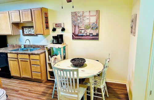 Hernando Apartamento | KING BED W/POOL,Pet Friendly, Fitness Center,Seconds from INTERSTATE,FREE Parking