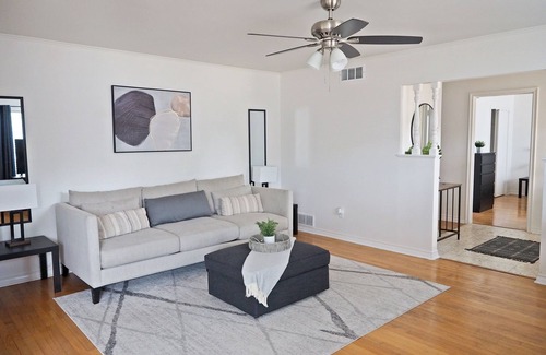Oak Cliff Casa | King Bed w Workspace, Fast WiFi & Fenced Backyard