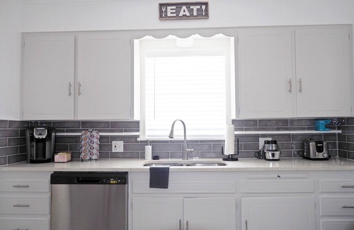 Oak Cliff Casa | King Bed w Workspace, Fast WiFi & Fenced Backyard
