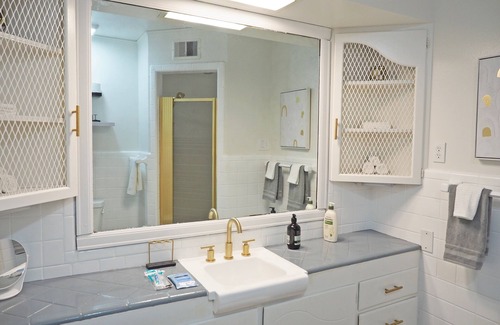 Oak Cliff Casa | King Bed w Workspace, Fast WiFi & Fenced Backyard