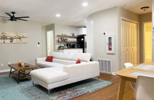 Roswell Apartamento | KING bed + walk to food & nature. Long-Term Okay!