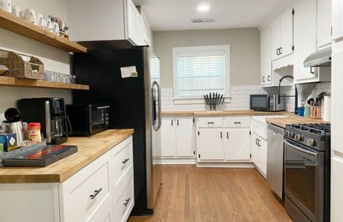 Roswell Apartamento | KING bed + walk to food & nature. Long-Term Okay!