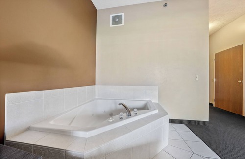 Put-in-Bay Hotel | King Bed & Whirlpool Tub - First Floor Patio