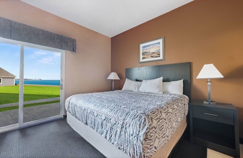 Put-in-Bay Hotel | King Bed & Whirlpool Tub - First Floor Patio