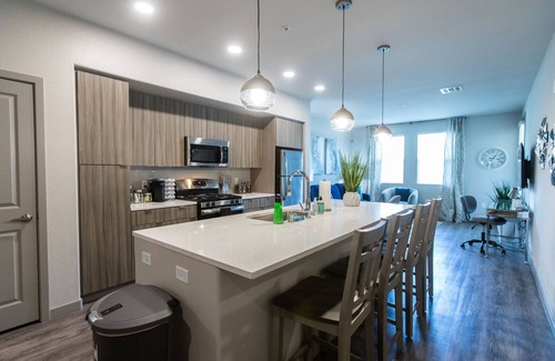 Camarillo Apartamento | King Bed 👑 WiFi TVs 📺 W/D 🧺 Full Kitchen