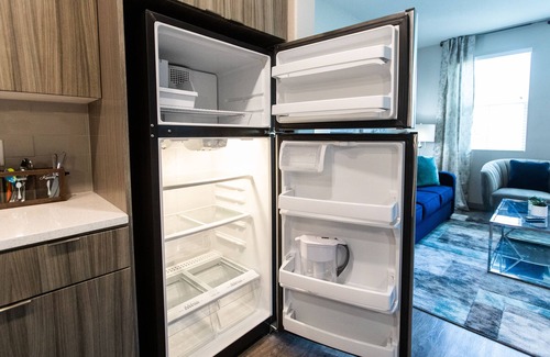 Camarillo Apartamento | King Bed 👑 WiFi TVs 📺 W/D 🧺 Full Kitchen